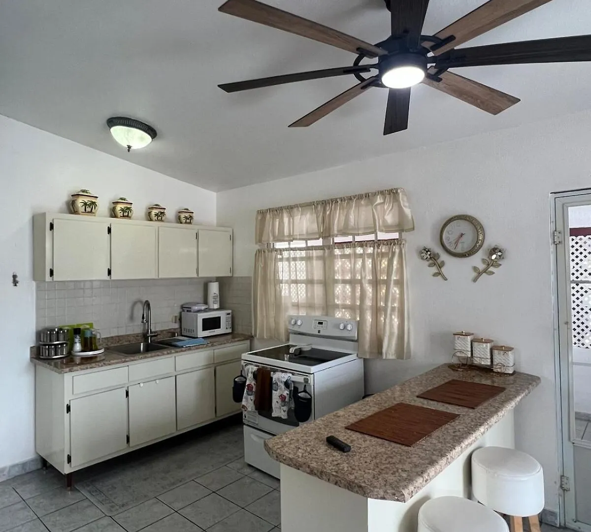 Beachside Hammock Haven - 3Br Centrally Located 산후안